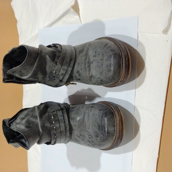 Shoes - French Blu women's ankle boots in grey.